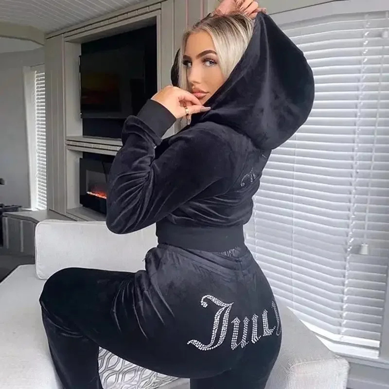 Winter Clothing Ladies - Damski welurowy dres Juicy Couture na